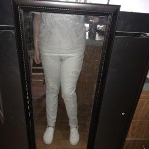 Real cute off white colored distressed skinny Refuge jeans